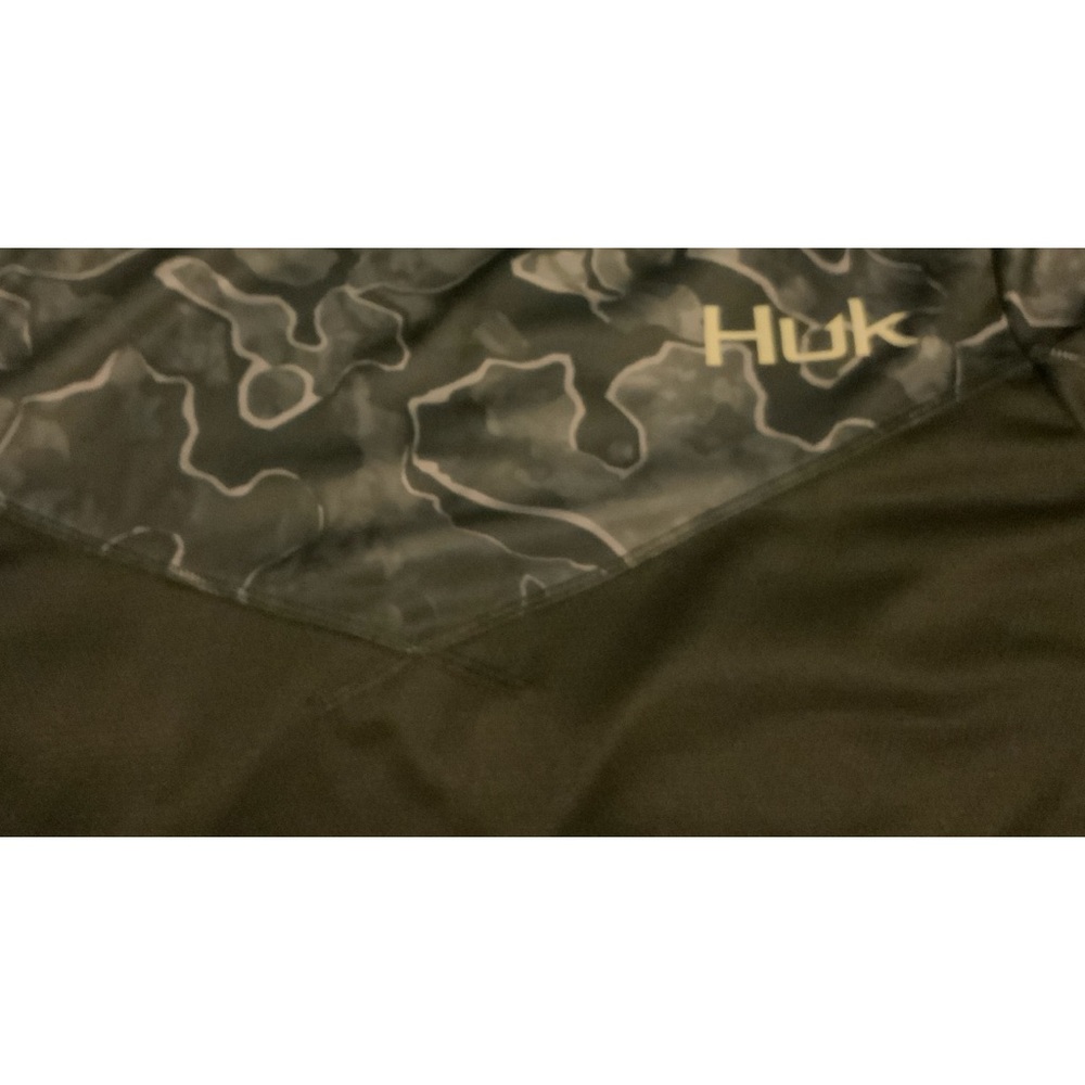 Men’s HUK sport fishing long sleeve hooded fishing shirt in great condition